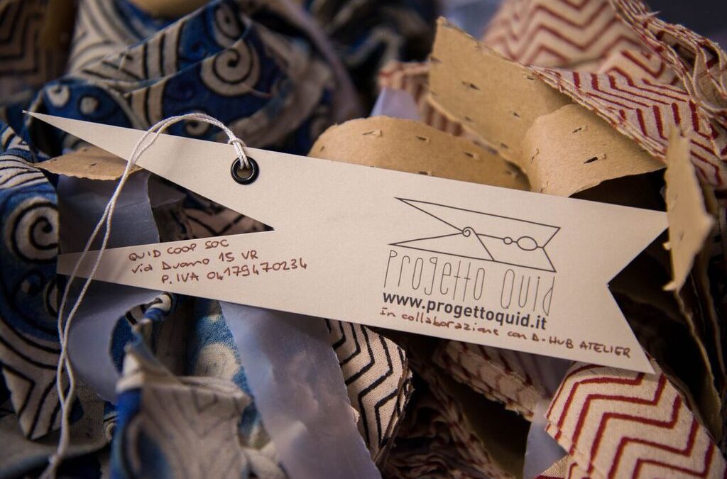 Moda etica creata da donne rifugiate con tessuti riciclati