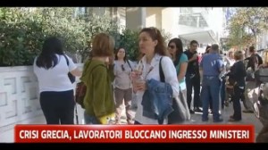 1317728900838_crisi_grecia_lavoratori_bloccano_ingresso_ministeri_videostill_1