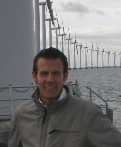 L'impianto eolico "Middelgrunden" realizzato nel 2000, a 3 km difronte a Copenaghen, è composto da 20 turbine da 2 MW installate in mare, la cui proprietà è divisa 50% alla società elettrica nazionale (Dong Energy) e 50% alla cooperativa composta da diecimila cittadini di Copenaghen. 
